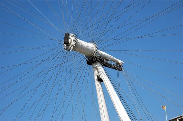 Center spokes of London Eye