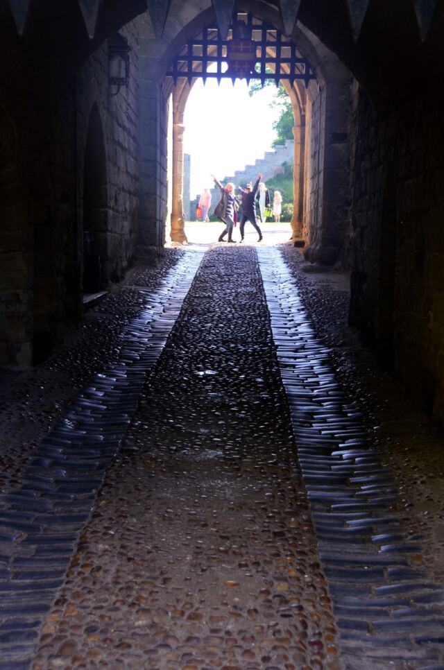 warwick-castle-goofy-girls-and-gate