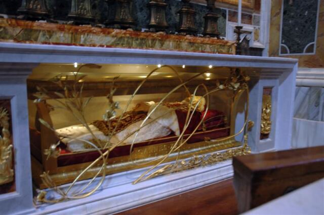 Pope John XXIII still lies in state