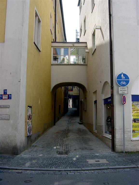 walkway-over-narrow-alley