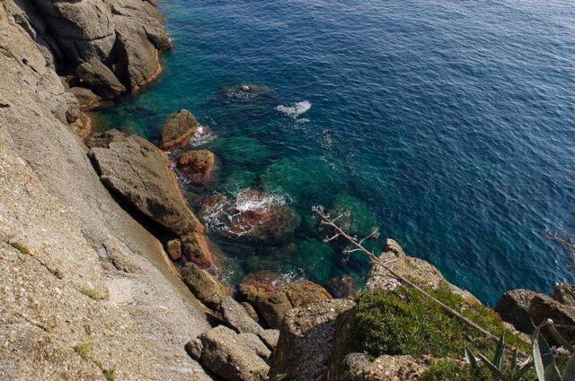 Rocky drop to the Med below