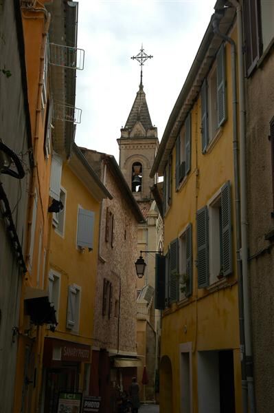 St. Nazaire rises above the buildings