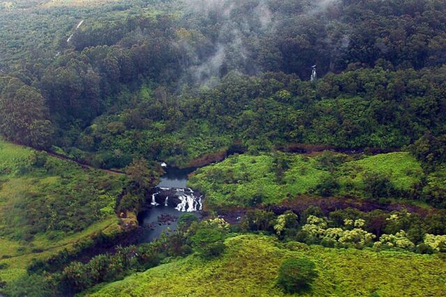 Waterfall from helicopter (3)