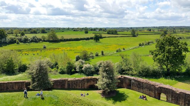 Kenilworth Castle - back walls 10