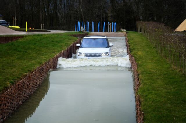 Range Rover in the water (3)