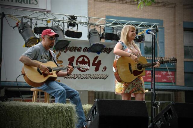 mel-and-sonny-take-the-stage