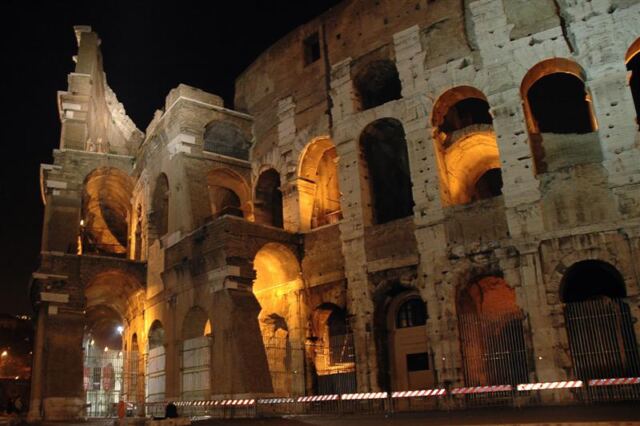 Colosseum at night (5)