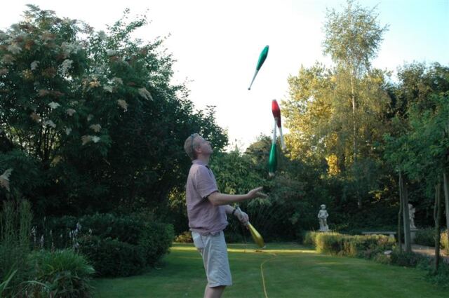 Julian juggles (4)