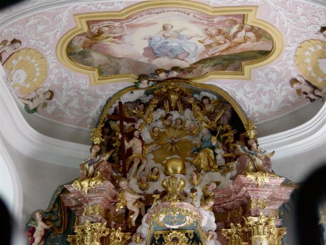 ceiling-paintings-in-small-chapel