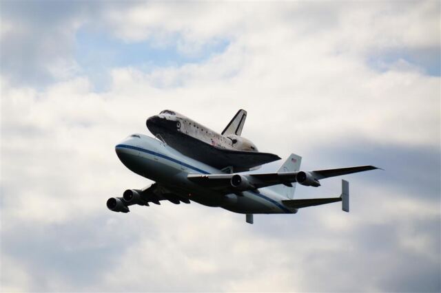 Discovery fly-by 2 (3)