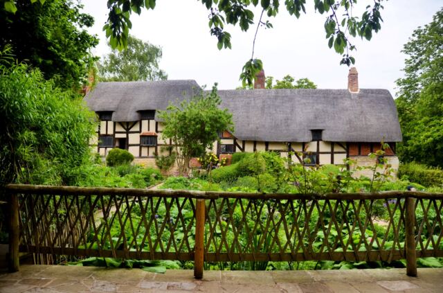 anne-hathaway-s-cottage-exterior-4
