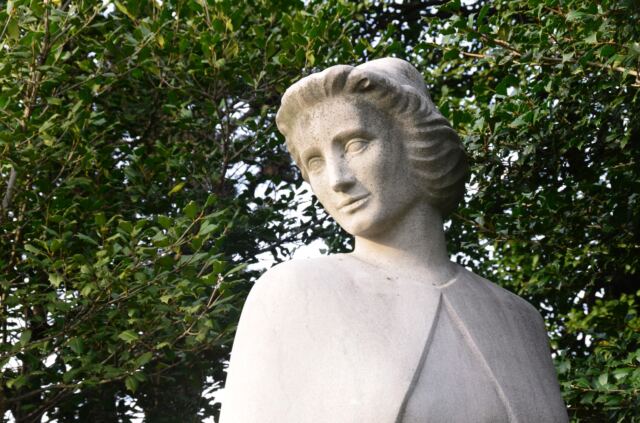Arlington-Nurse-s-Memorial-close-