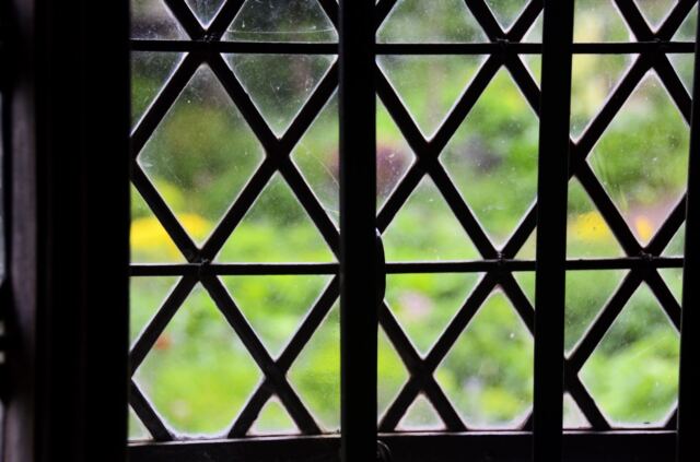 anne-hathaway-s-cottage-interior-1