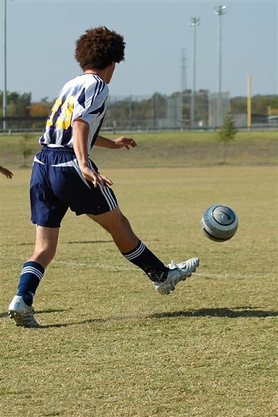 tarek-plays-the-ball-downfield