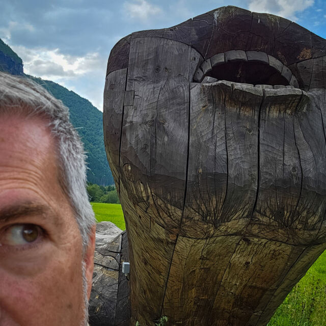 It's right behind me, isn't it - Creepy Hand edition