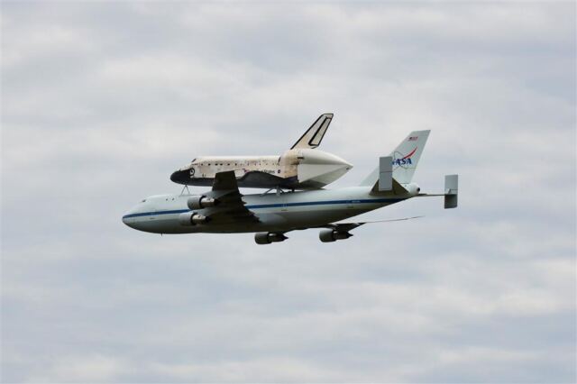 Discovery fly-by 2 (8)
