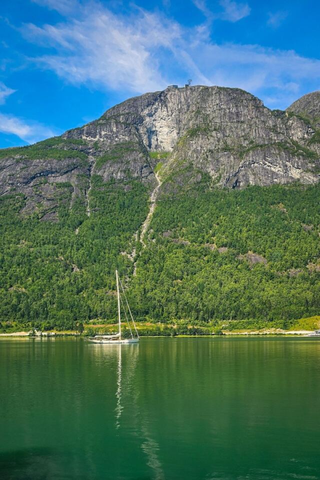 Sailboat and Loen