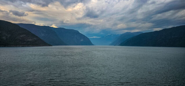 Sailing out the Lustrafjorden 04