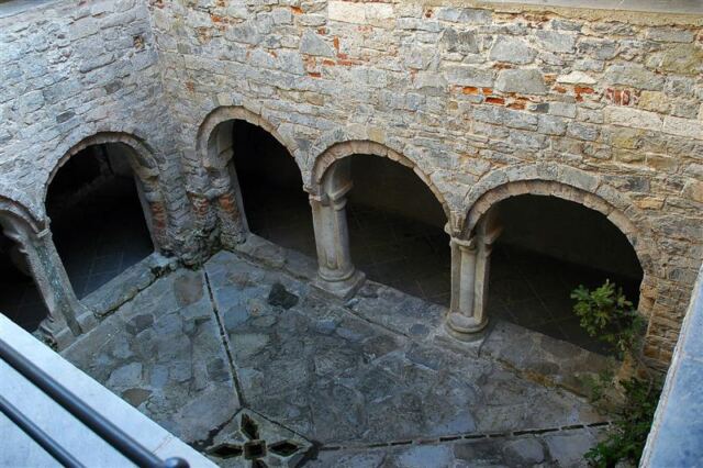 Abbey interior courtyard (1)