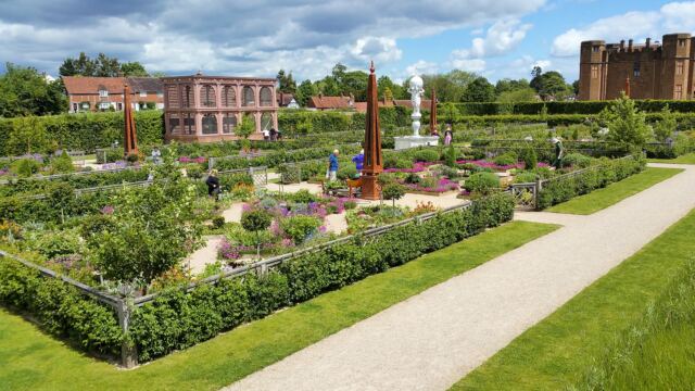 Kenilworth Castle - Elizabethan Gardens 4