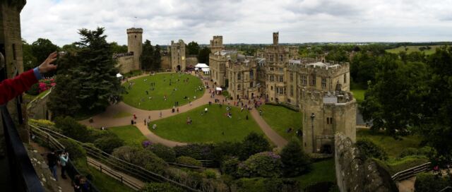 warwick-castle-courtyard-from-the-mound-15