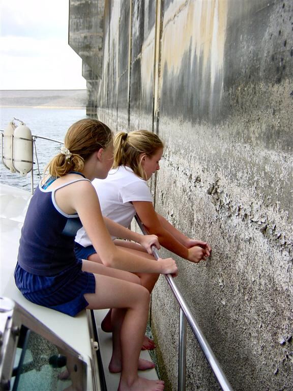 melanie-and-carly-carve-their-name-on-the-dam