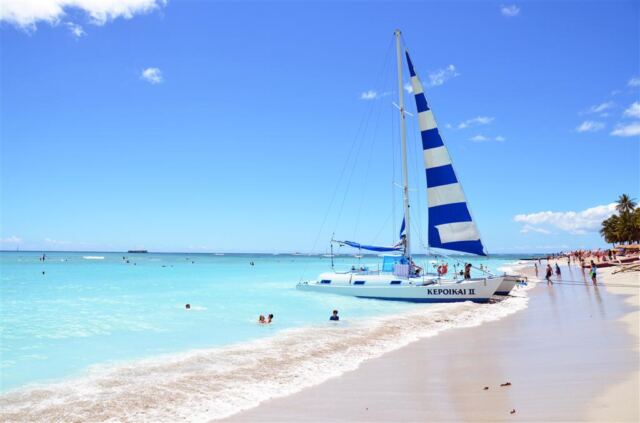 catamaran-on-waikiki