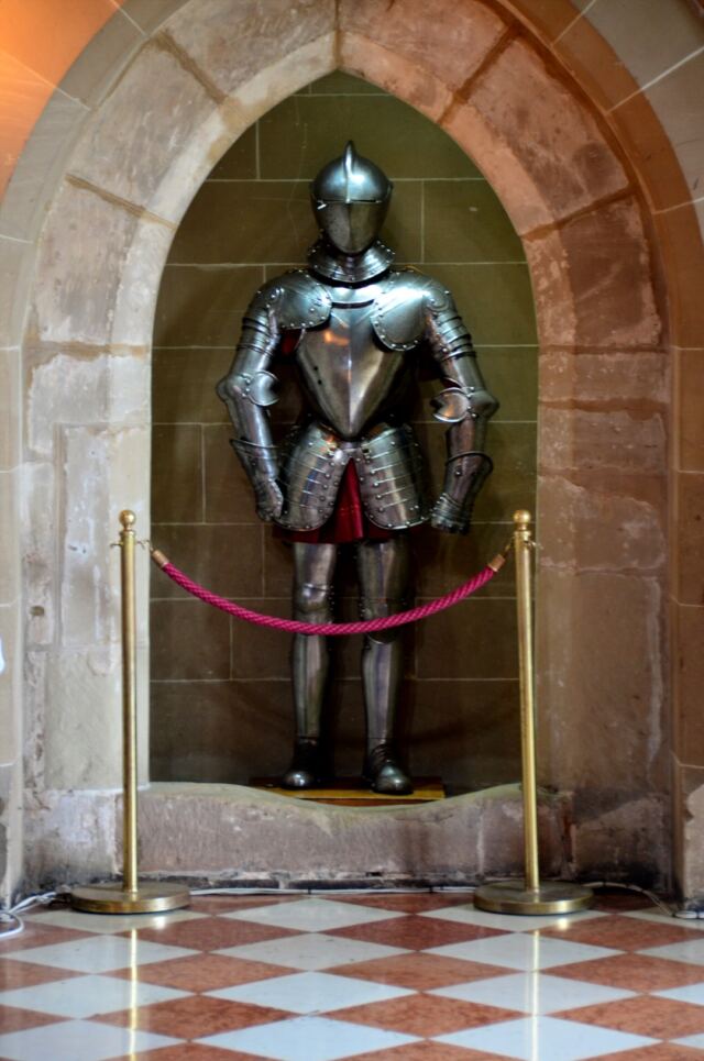 warwick-castle-suit-of-armor