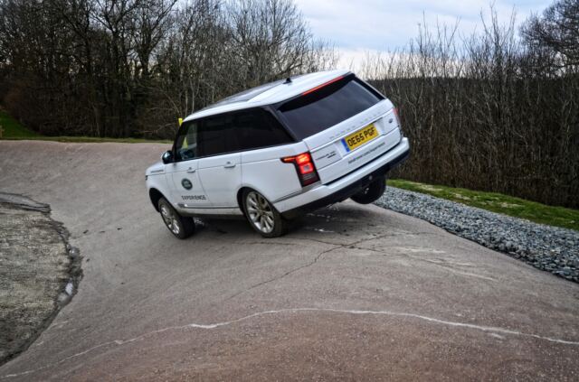 Range Rover - steep corner obstacle course (3)