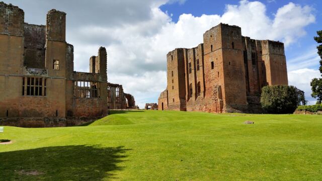 Kenilworth Castle courtyard