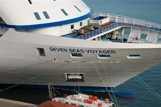 SS Voyager - front details - notice the two spare screws and the sonarbuoy