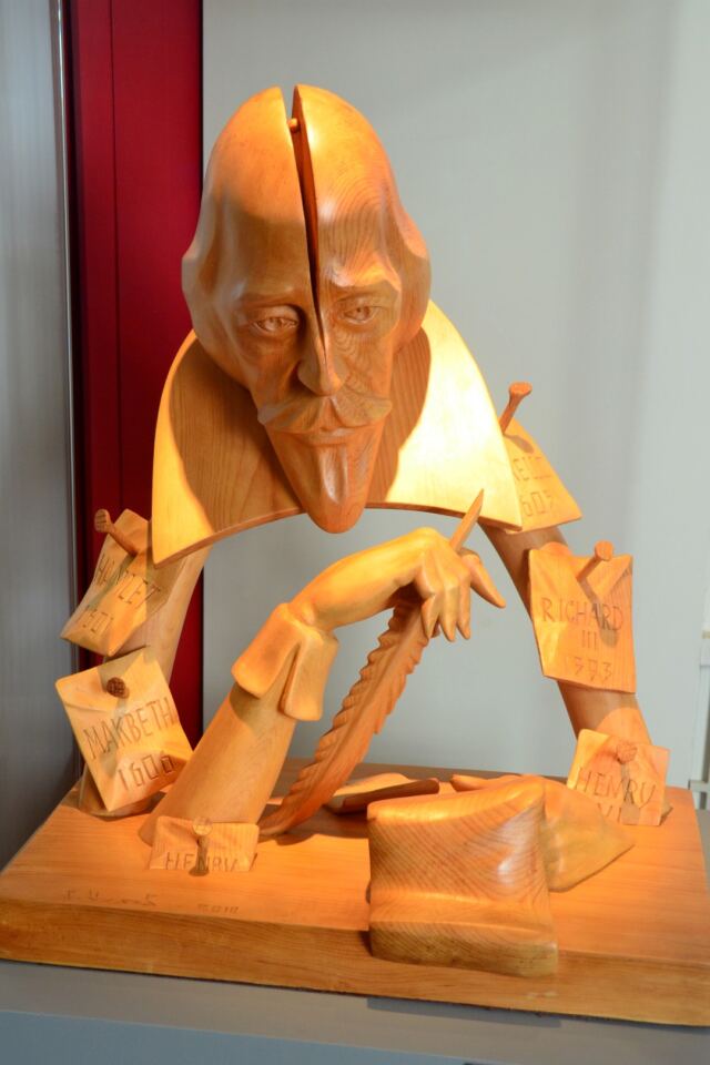 wood-carving-split-represents-to-be-or-not-to-be-
