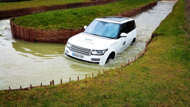 Range Rover in the water (6)