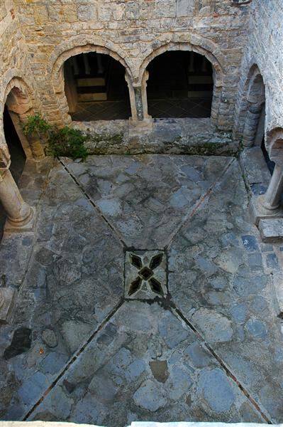 Abbey interior courtyard (2)