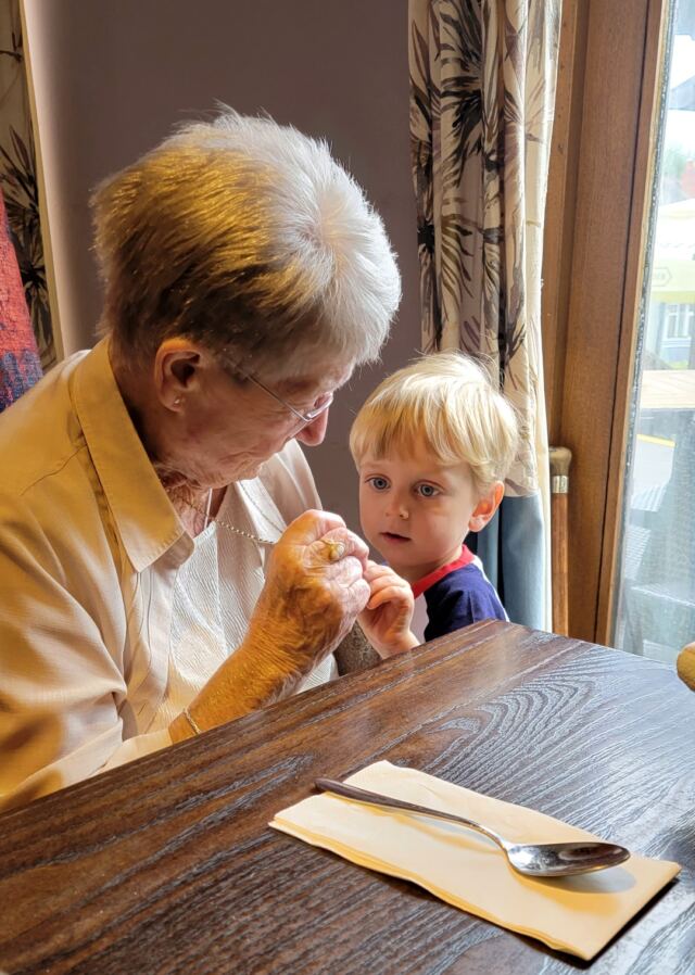 Jean shows Henry her pendant