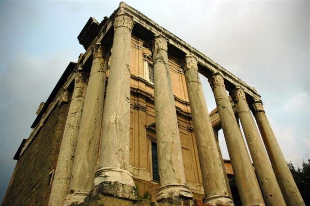 Temple of Antoninus and Faustina (3)