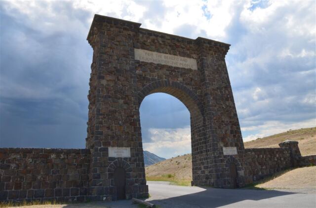 Roosevelt Arch entrance to Yellowstone (1)