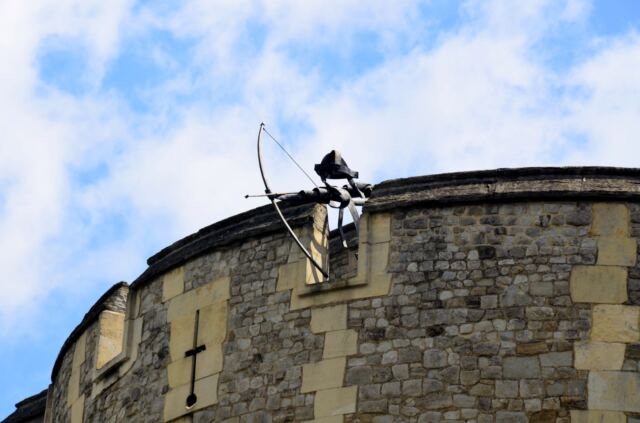 Archers atop the Tower of London battlements (1)