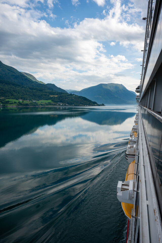 Bolette sailing into the Lustrafjorden 02