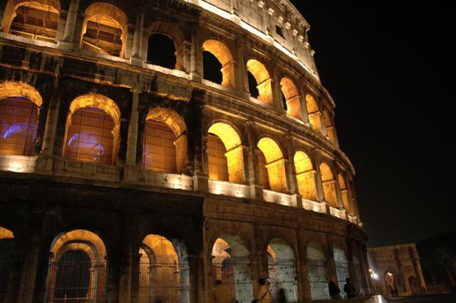 Colosseum at night (1)