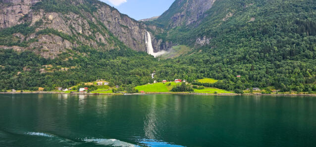 Sailing out the Lustrafjorden 01