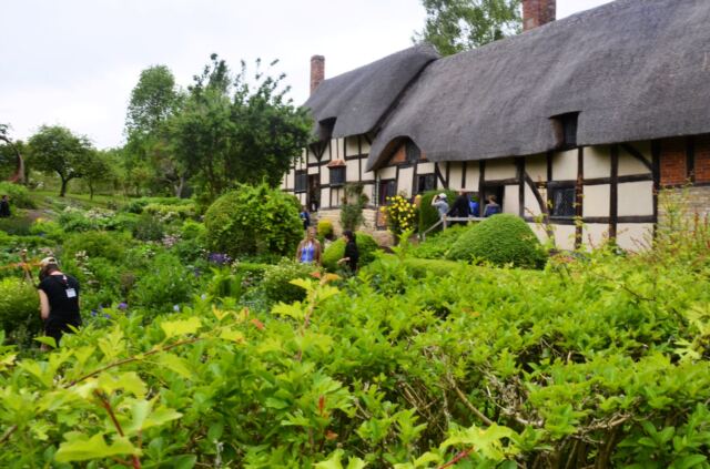 anne-hathaway-s-cottage-exterior-1