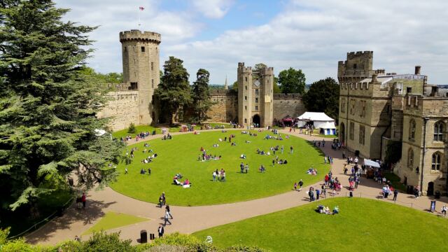 warwick-castle-courtyard-from-the-mound-14