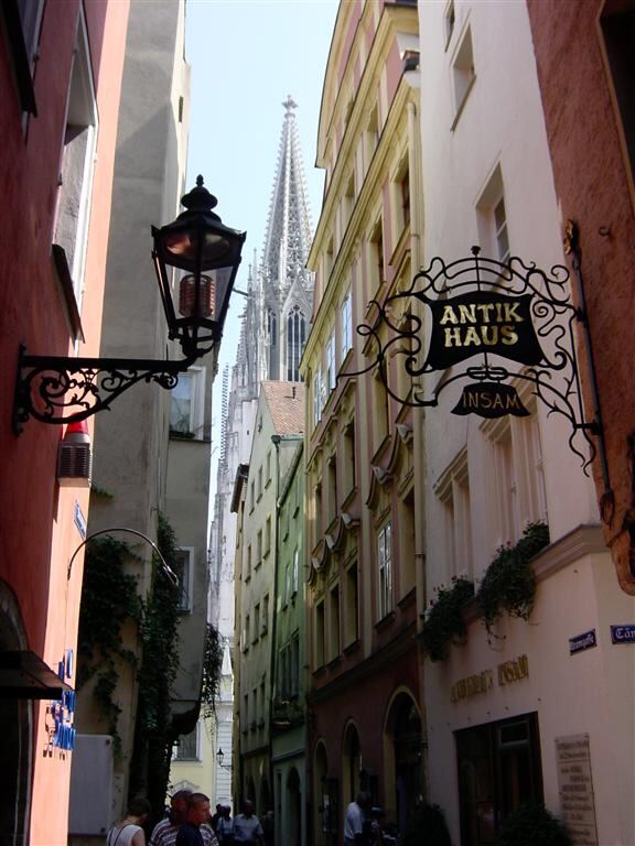 cathedral-down-narrow-strasse
