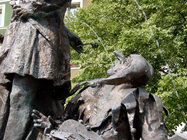 spitting-jester-detail-of-drinking-statue