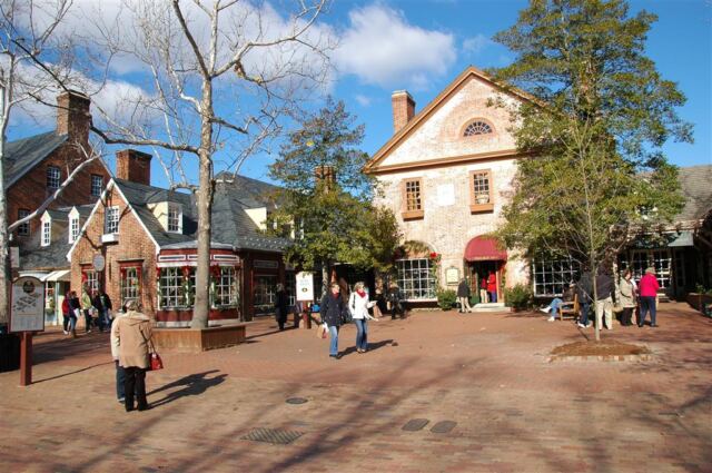 Colonial Williamsburg - street shot (3)