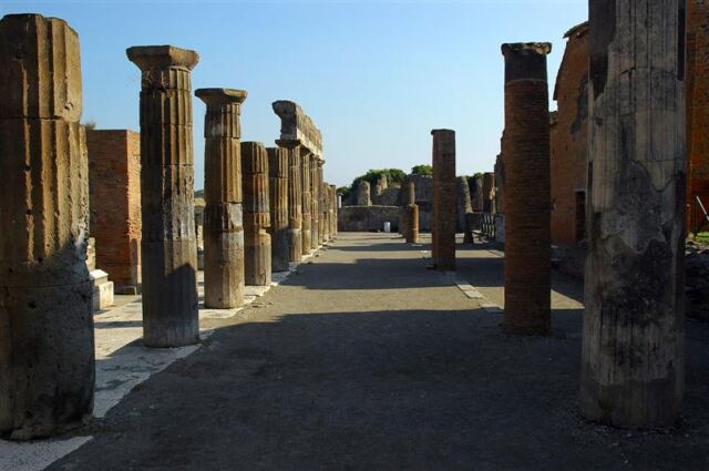 Columns in Forum Pompeii (2)