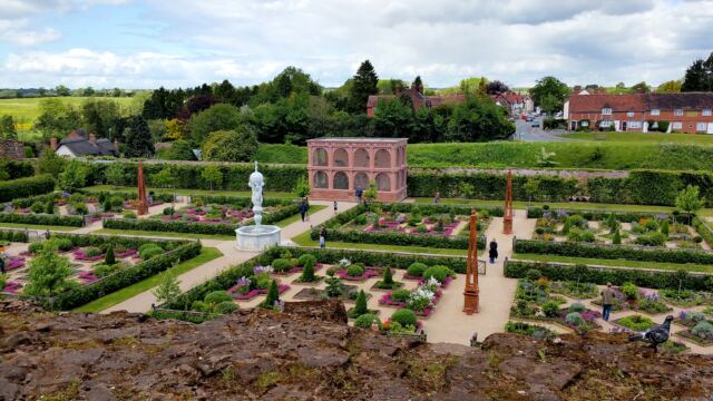 Kenilworth Castle - Elizabethan Gardens 2