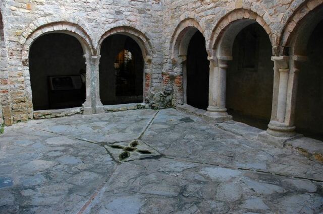 Abbey interior courtyard (4)