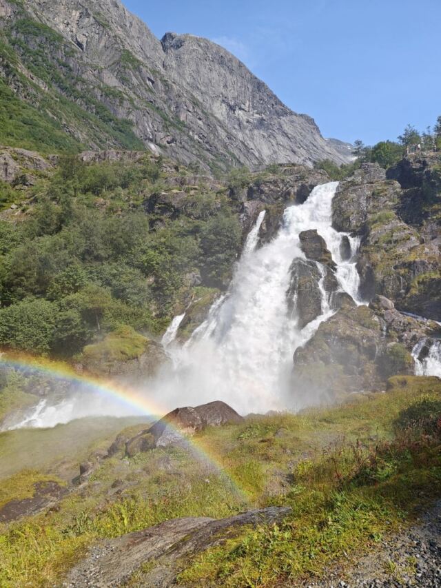 Briksdal waterfall 04